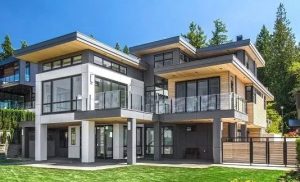 Modernes Wohnhaus mit Garten