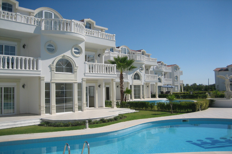 Luxury Mediterranean-style Maximos residential development with swimming pool and landscaped grounds in Turkey