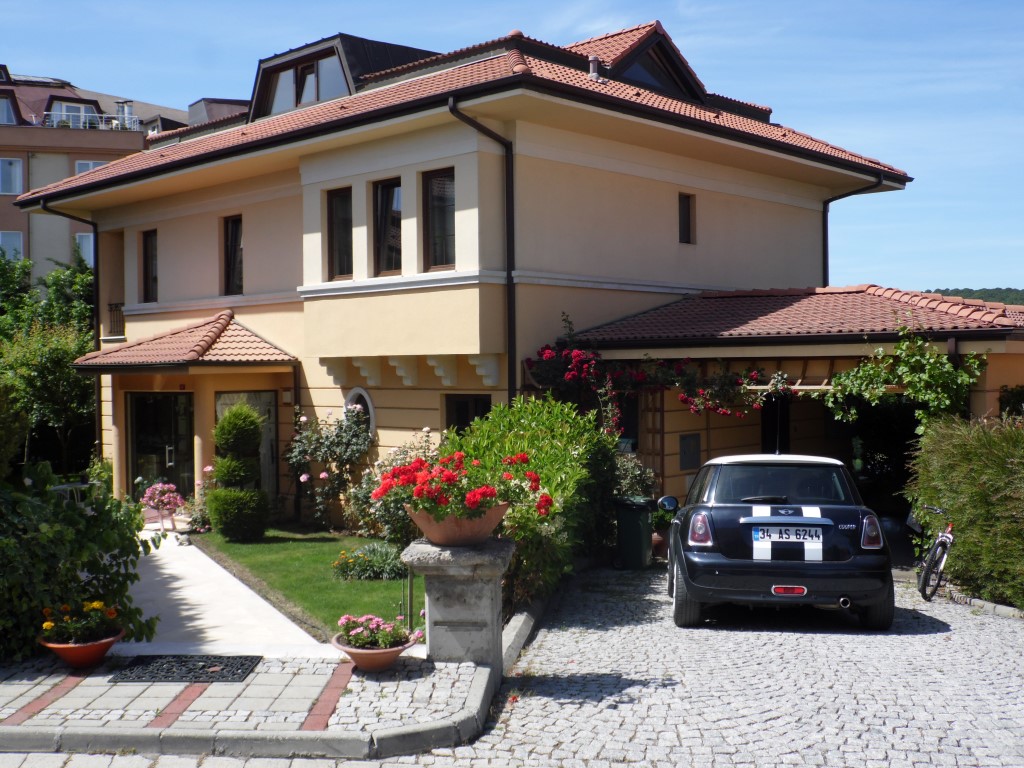 Luxurious Villa with Private Garden for Sale 13