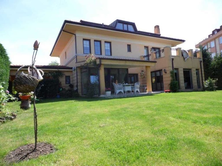 Detached Villa With A Private Garden