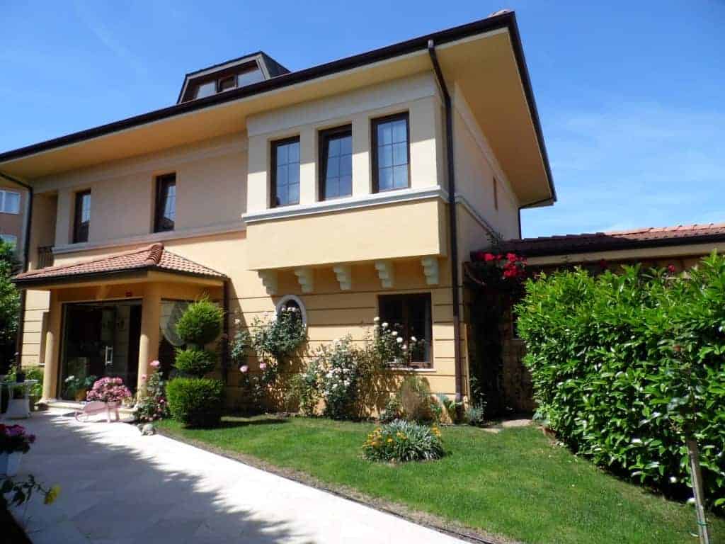 Detached Villa With A Private Garden 6